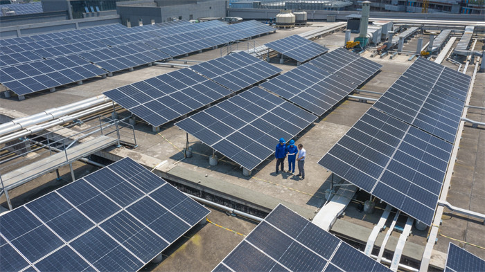 6月11日，國網成都供電公司員工在成都機器人產業園檢查光儲充放一體智慧微電網運行情況。陳紅梅攝