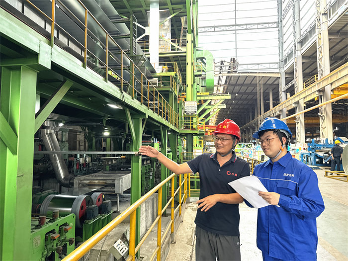 6月12日，國網成都市新津供電公司“電力精算師”到成都方鑫冷軋薄板有限公司，協助企業在高溫下采用最佳用能策略。彭乙軒攝