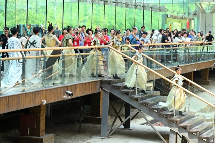 “金沙紋韻·衣脈相承”主題活動現場。成都市文廣旅局供圖