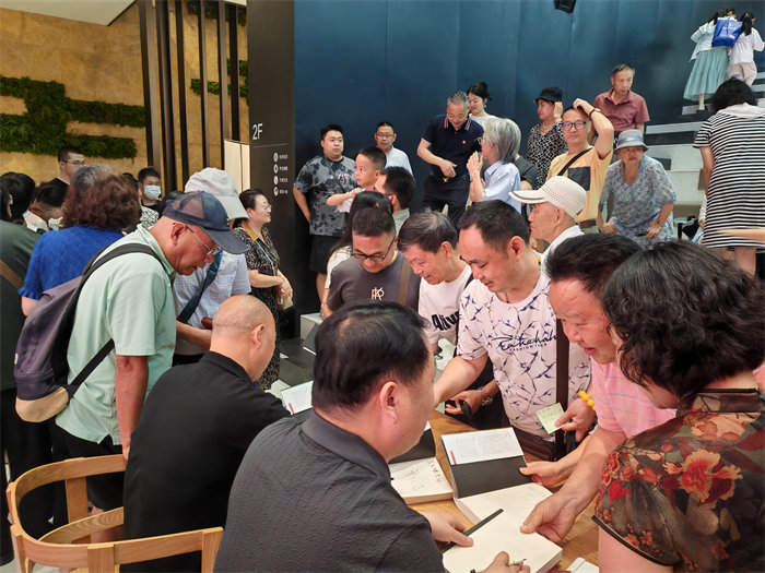 作者為讀者簽名。主辦方供圖