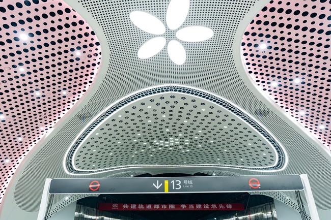 成都地鐵13號線一期幸福梅林站內部實景。