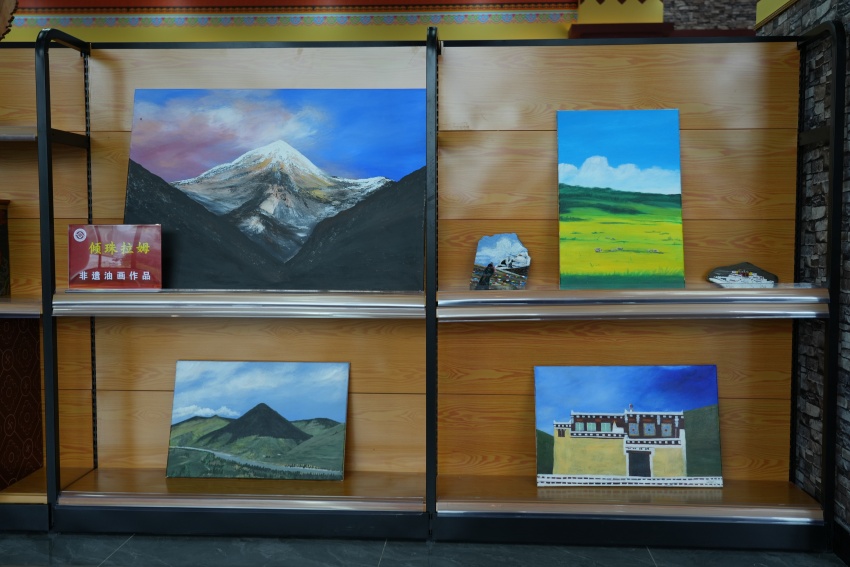 非遺工作坊展示的油畫。道孚縣委宣傳部供圖