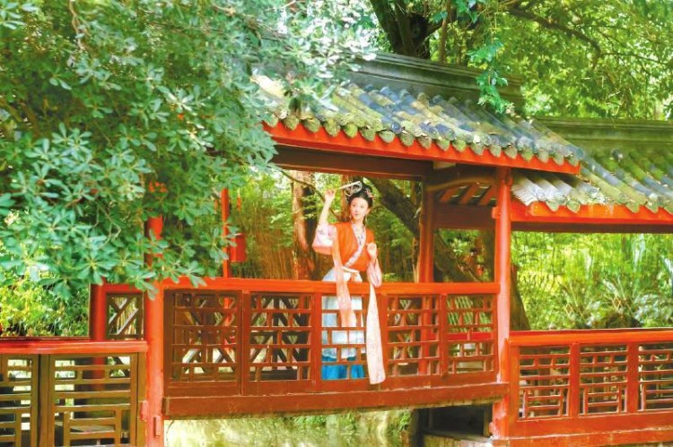 作為87版《紅樓夢》取景地的罨畫池，吸引了許多人前來打卡。崇州市委宣傳部供圖