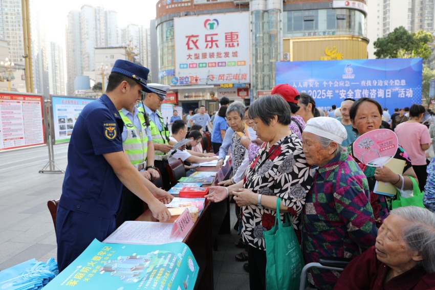 消防部門“擺攤設點”講解消防產品。達州消防供圖