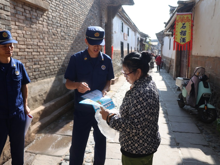 消防員進農村宣傳消防知識。涼山消防供圖