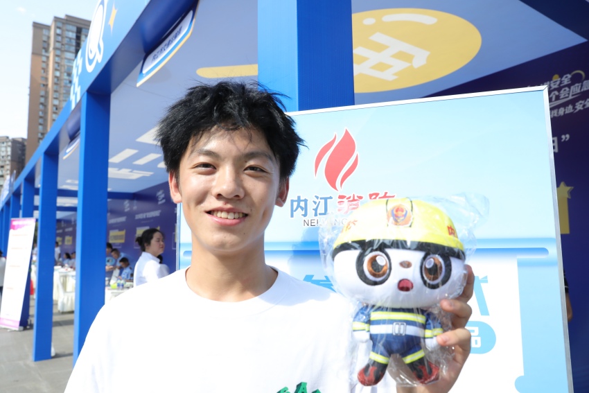 在全省”安全宣傳咨詢日“活動現場，市民群眾通過互動獲得消防文創。內江消防供圖