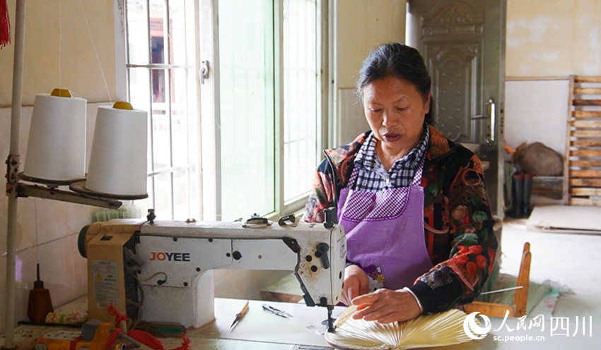 村民正在制作蒲扇。何佳倩攝