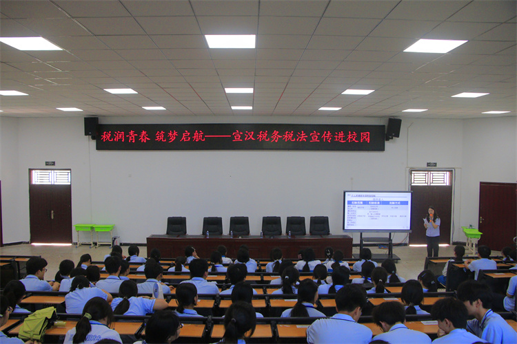 稅務干部在宣漢職業中專學校開展就業創業稅收知識講座。達州市稅務局供圖