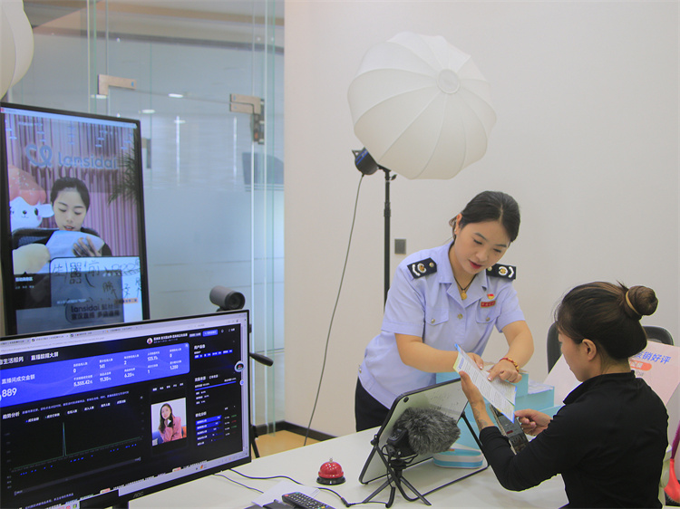 稅務干部在創業服務中心開展稅收政策宣傳。達州市稅務局供圖