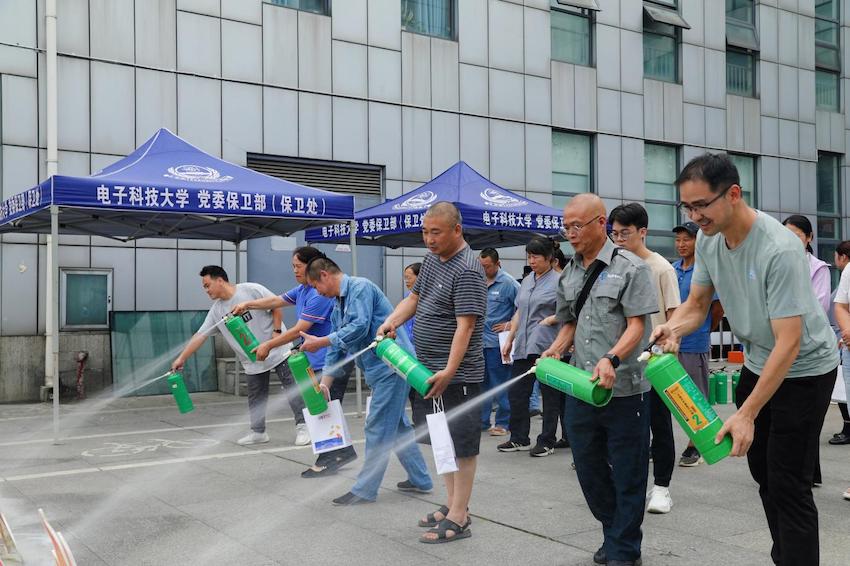 滅火器使用實操現場。主辦方供圖