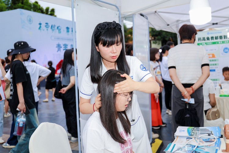 為市民按摩頸部。張靜供圖