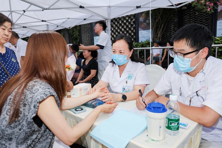 為市民義診。張靜供圖