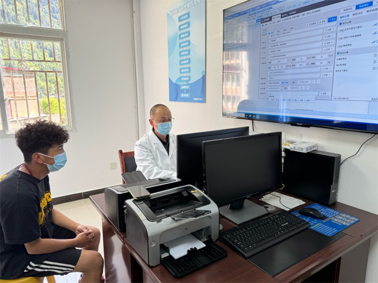 上寨中心衛生院AI問診室。張越攝