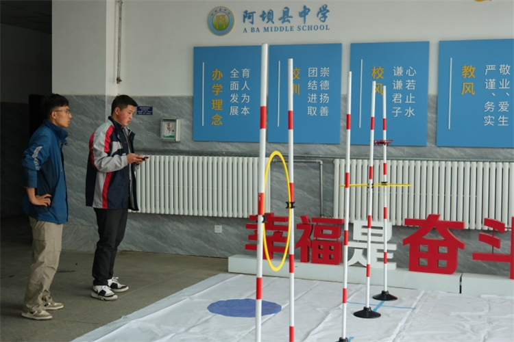 同學們在練習操作無人機。張越攝