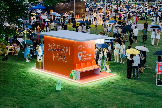 電子科技大學為2025屆畢業生送上了一份特別的禮物——以“抽盲盒”形式定格成電記憶。學校供圖