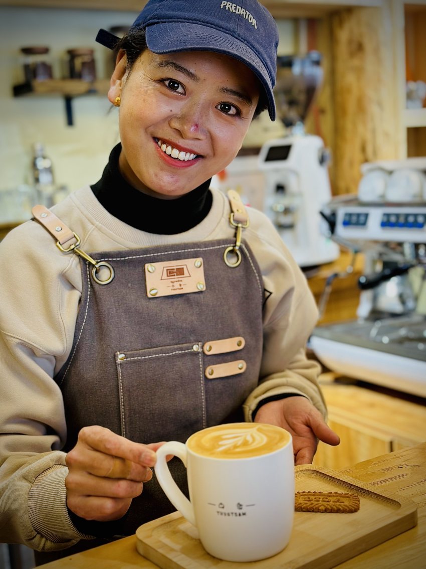 索郎擁吉調配的青稞咖啡。道孚縣委宣傳部供圖