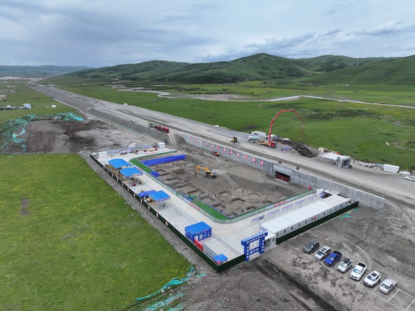 紅原站建設現場。成蘭鐵路公司供圖