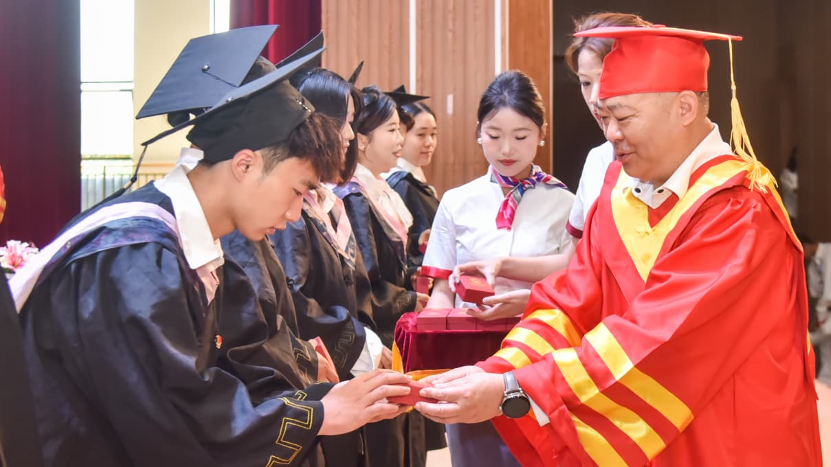 畢業生接過釘子禮盒。四川科技職業學院供圖