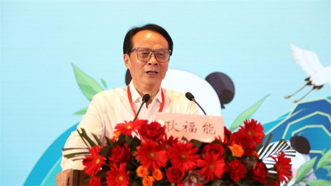 全國人大代表、中國醫藥教育協會新中醫發展促進專業委員會主任委員、好醫生集團董事長耿福能現場發言。主辦方供圖