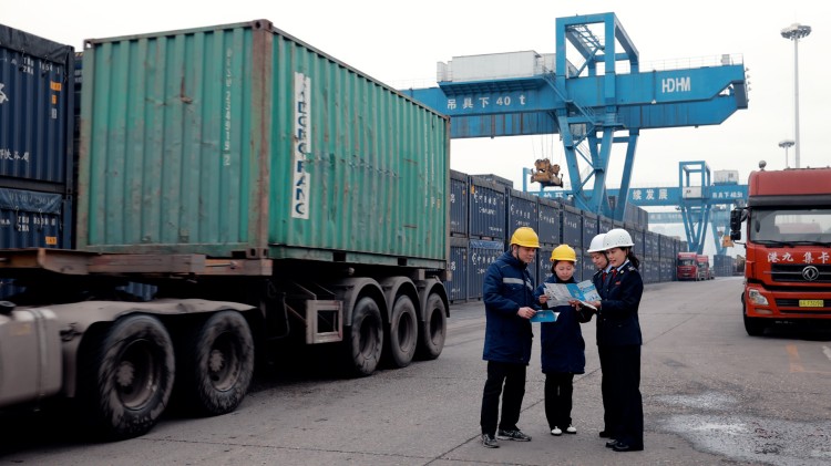 稅務干部到企業宣傳稅收優惠政策。達州市稅務局供圖