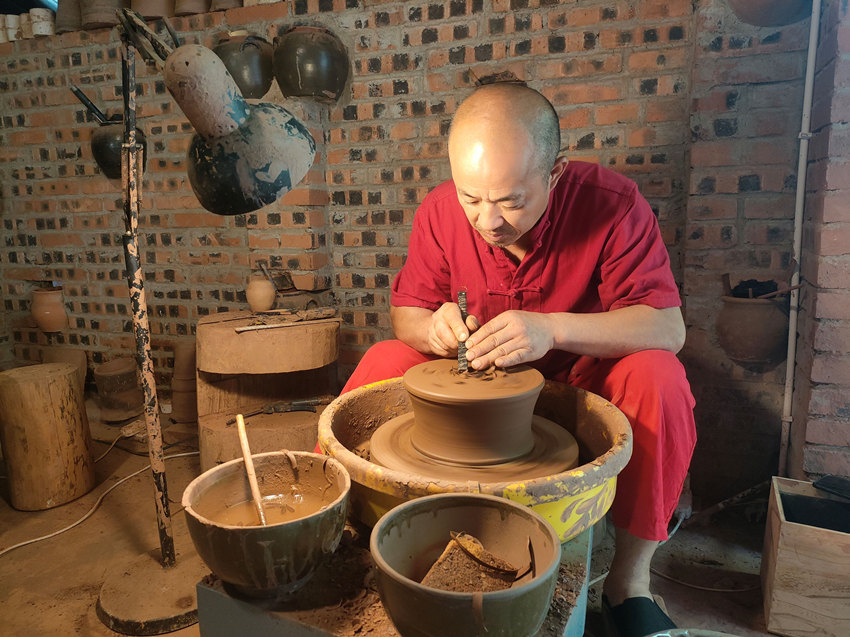 丁敬民在進行土陶拉坯。梁盛貴攝