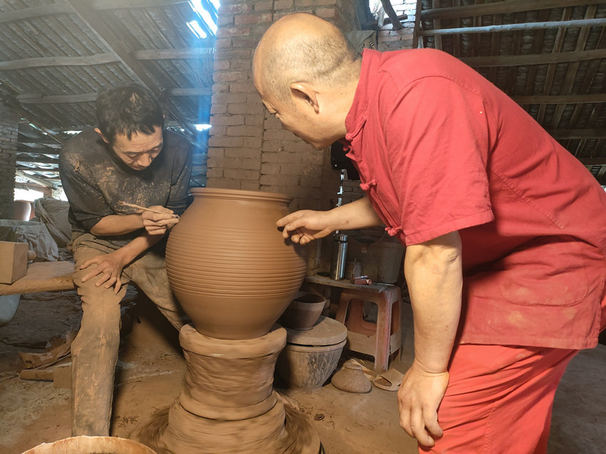 丁敬民指導工人做坯。張生俊攝