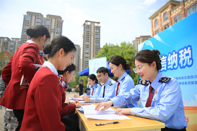 稅務干部在眉山天府新區航空旅游職業學院為畢業生送上“青春賦能課”。四川省稅務局供圖