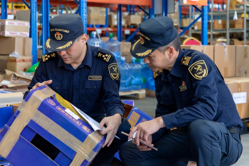 生鮮榴蓮抵達綜保區，海關查驗。成都國際鐵路港經開區管委會供圖