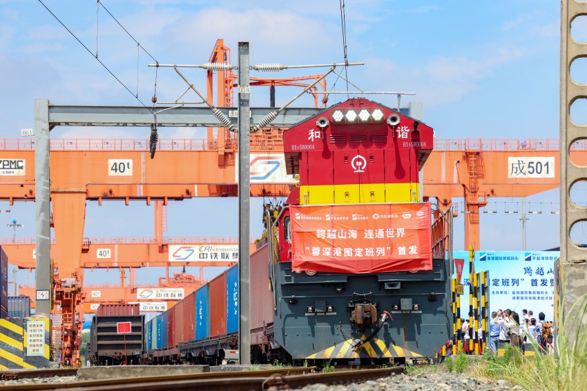 5月28日上午，首趟滿載電子配件、電視機配件等貨物的“蓉深港圖定班列”從位于鐵路港鳴笛啟程。成都國際鐵路港經開區管委會供圖
