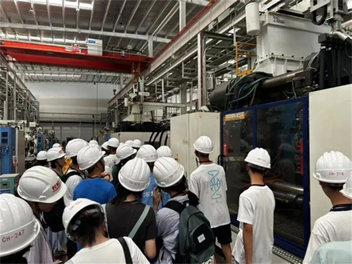 研學團參觀長虹智能制造生產車間。長虹供圖