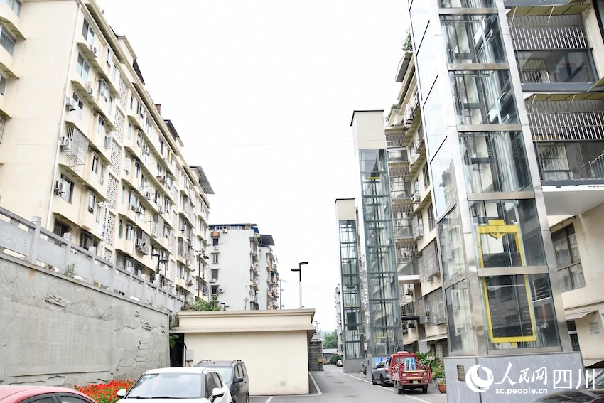 經過更新改造后的廣廈苑小區加裝了電梯，增加了停車位，小區設施更為完備，居民居住更為舒心。人民網記者 郭瑩攝