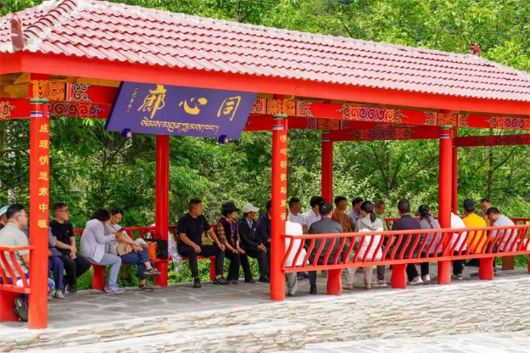 村民在同心廣場開展壩壩會。黑水縣融媒體中心供圖