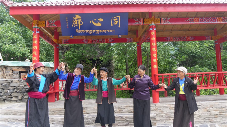 村民在同心廣場跳鍋莊。黑水縣融媒體中心供圖