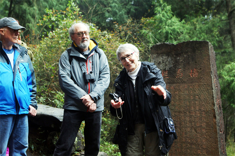 2017年3月，賈和普與朋友在攔馬墻尋訪古蜀道。廣元市融媒體中心供圖