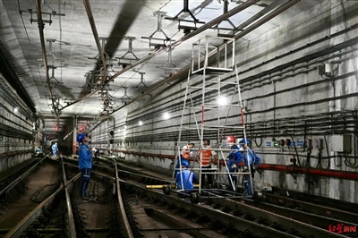 隧道內的檢修工作