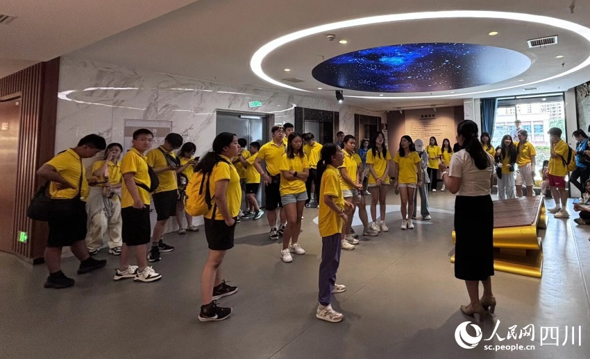 川派中醫文化陳列館講解。資陽市中醫醫院供圖