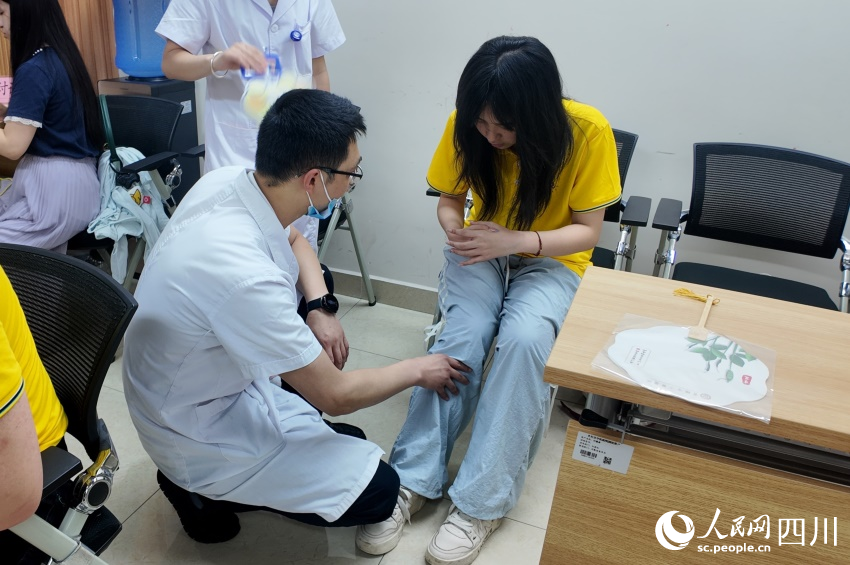 中醫現場診療。實習生 王孜萱攝