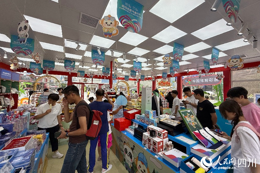 7月15日，位于成都市紅星路廣場的成都世運會官方特許商品零售店吸引市民和游客選購。人民網記者 朱虹攝