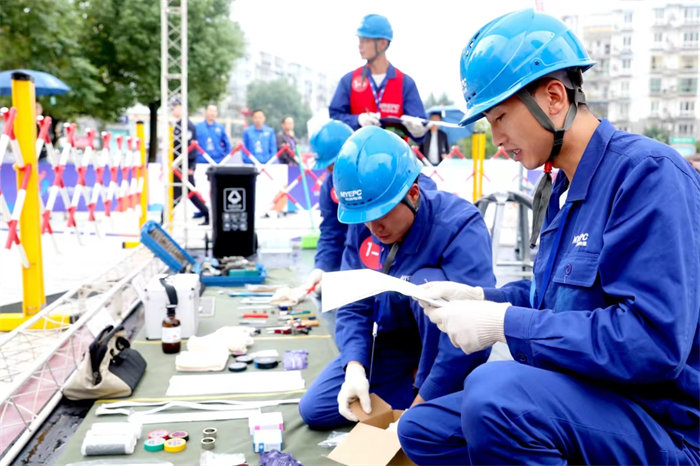工作中的岳池輸變電工人。廣安市委統戰部供圖