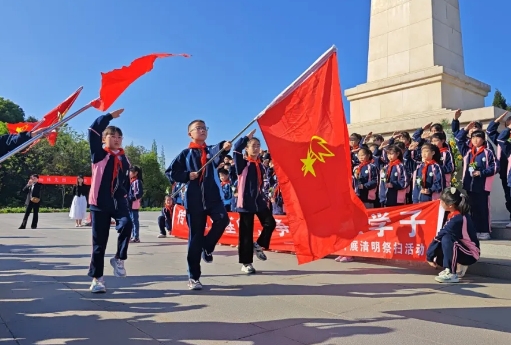 樂山：軍民齊心共攜手 再創雙擁新輝煌樂山市雙擁工作堅持守正創新，構建雙擁工作新格局，推出擁軍新舉措，開創軍民團結新局面，被命名為“全國雙擁模范城”，實現“六連冠”。