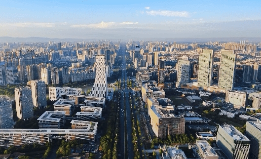 你好，雙擁城｜成都：花簇錦官城“滄海茫茫，心潮激蕩，我們的戰艦乘風破浪……”廣場上，身著禮服的成都市退役軍人合唱團成員從四面八方匯聚而來，一場演唱《光榮，成都艦》的快閃活動拉開帷幕。