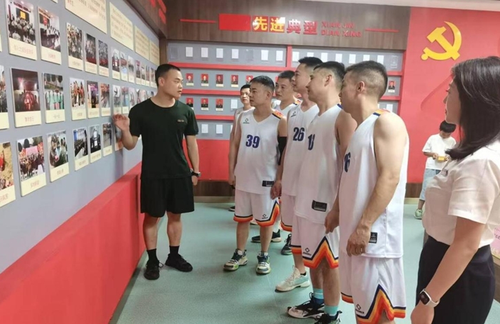 攜手奮進新征程 同心共筑強國夢6月27日，仁壽縣退役軍人事務局與武警仁壽中隊聯合舉辦“攜手奮進新征程 同心共筑強國夢”軍地雙擁籃球友誼賽，以球為媒搭建交流平臺，共敘軍民魚水深情。