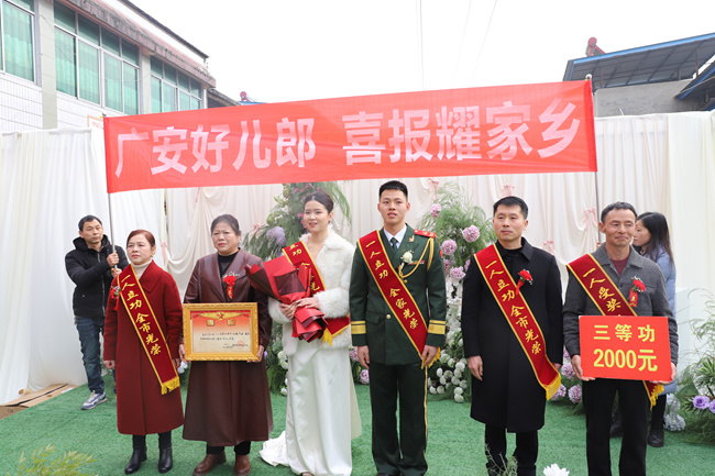 送喜報小隊為現役軍人夏仕寧家送去立功喜報。華鎣市退役軍人事務局供圖