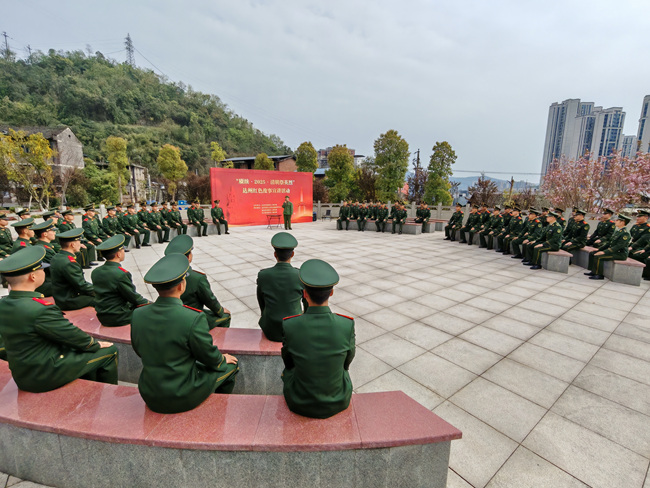 2025年清明期間，紅色故事宣講人黃昌明為駐區部隊隊官兵宣講紅色故事。丁菡攝