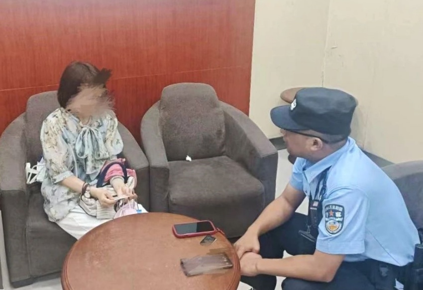 民警徐名川正在耐心細致的勸導廖女士。成都天府公安供圖