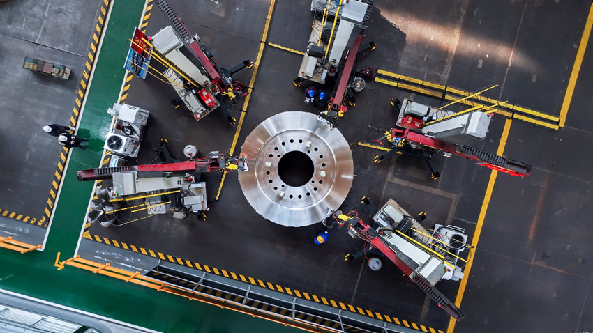 智能化焊接技術正應用于世界單機容量最大500兆瓦沖擊式轉輪中心體鍛件進行增材制造。東方電機供圖