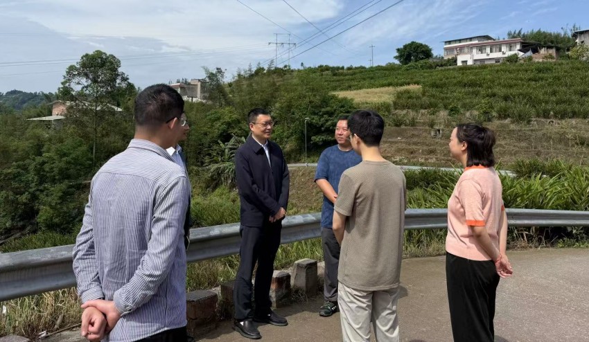 四川長江擔保集團工作人員前往鄉村實地考察調研。受訪者供圖