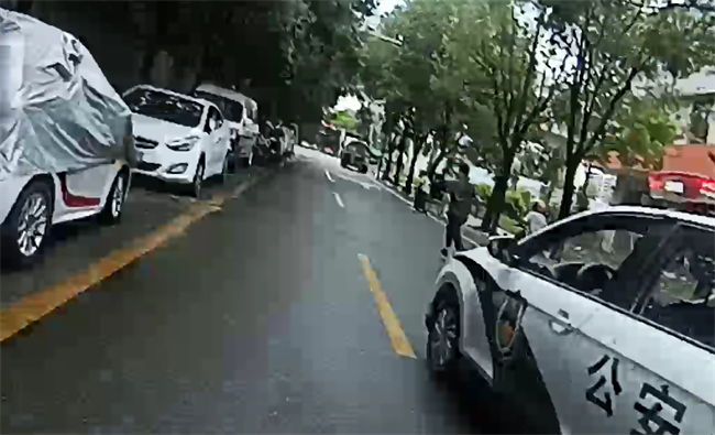 民警上前對喻某某進行控制。新都公安供圖