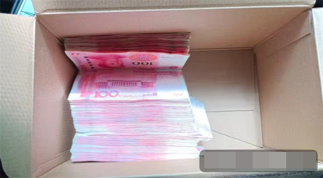 牛奶盒中的3萬余元現金。新都公安供圖