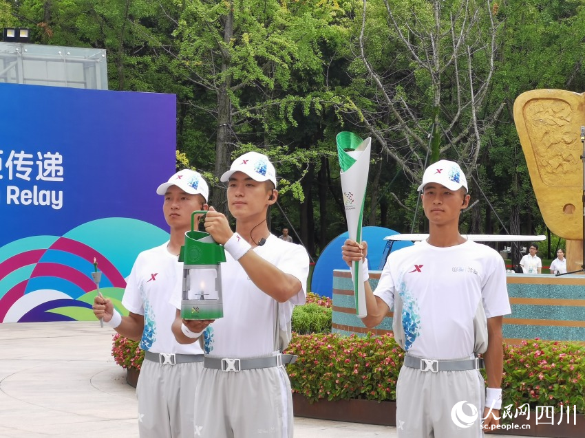 展示火種。人民網 羅昱攝